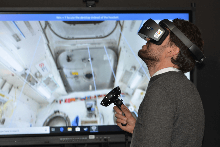 An example of a person learning aeronautics through VR